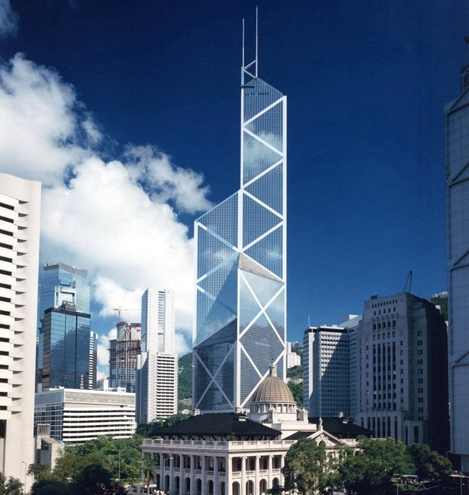 中国香港,1990年花费10亿美金修建的中国银行总部,这个建筑有378米高.