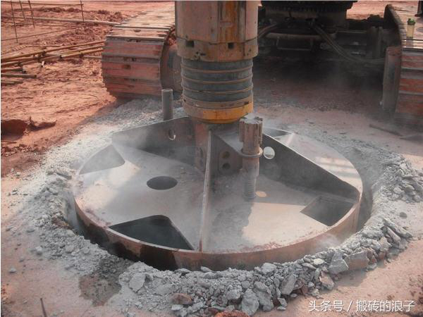 (3)旋挖成孔灌注桩:使用钻头向地上旋转钻进,最后形成的孔就是旋挖成