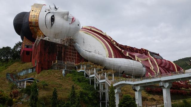 隐藏在缅甸大山里的卧佛重达400吨面带诡异微笑