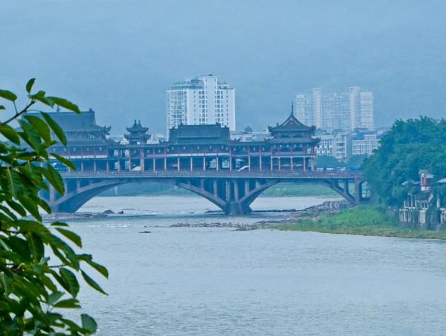雅州廊桥,又名雅安廊桥,位于四川省雅安市,2005年建成,桥长240米,宽22