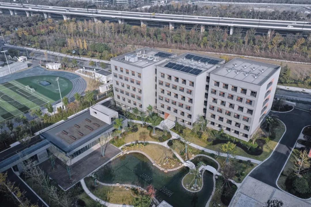 的杭州第二中学,新校区的设计秉承了东河校区的灰砖和滨江校区的红砖