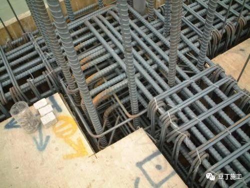 建筑施工梁柱接头处钢筋密集到无法插入振动棒,这该怎么办?