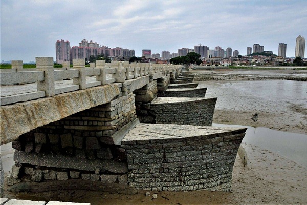 洛阳江出海口,南至桥南街,堤岸路交汇口,是中国著名的跨海梁式大石桥